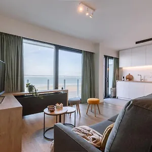 cosy-apartment-with-terrace-overlooking-the-sea.hotelsghent.com/